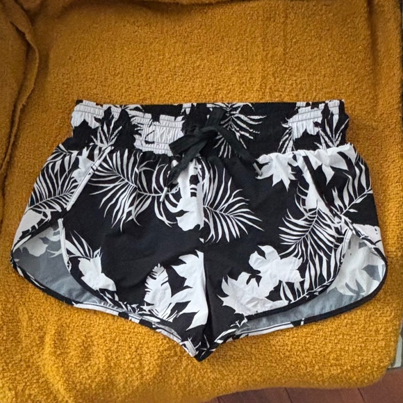 SEAFOLLY Australia Women’s Boardshorts Sz M/8 EUC - Picture 1 of 8